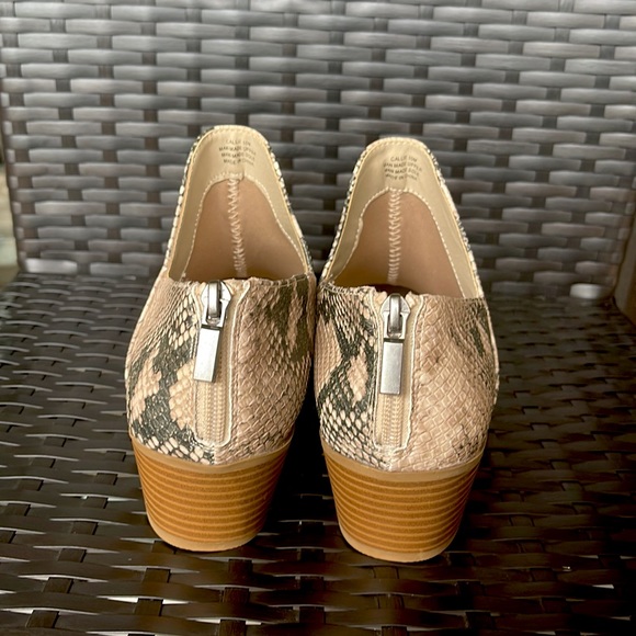 ✨LIKE NEW✨ Kaari Blue Faux Snakeskin Black and Tan Ankle Boots - Picture 3 of 7